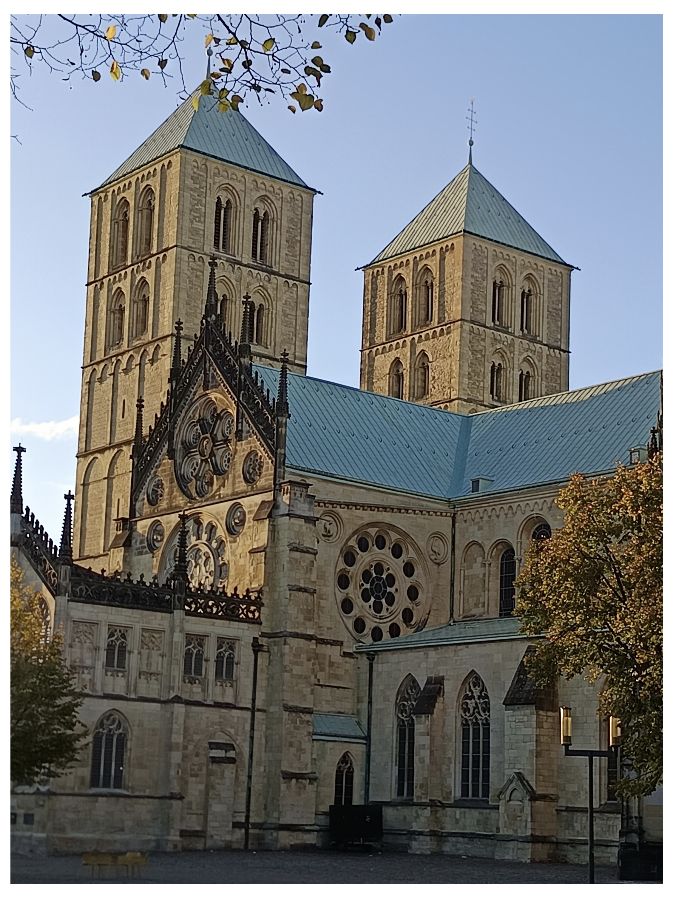 Münsteraner Dom bei Sonnenuntergang Foto des Münsteraner Doms während des Sonnenuntergangs