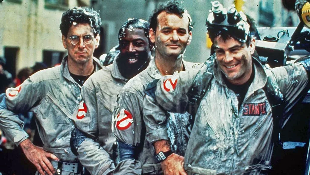 Foto der vier Hauptdarsteller in ihren Uniformen am Filmset