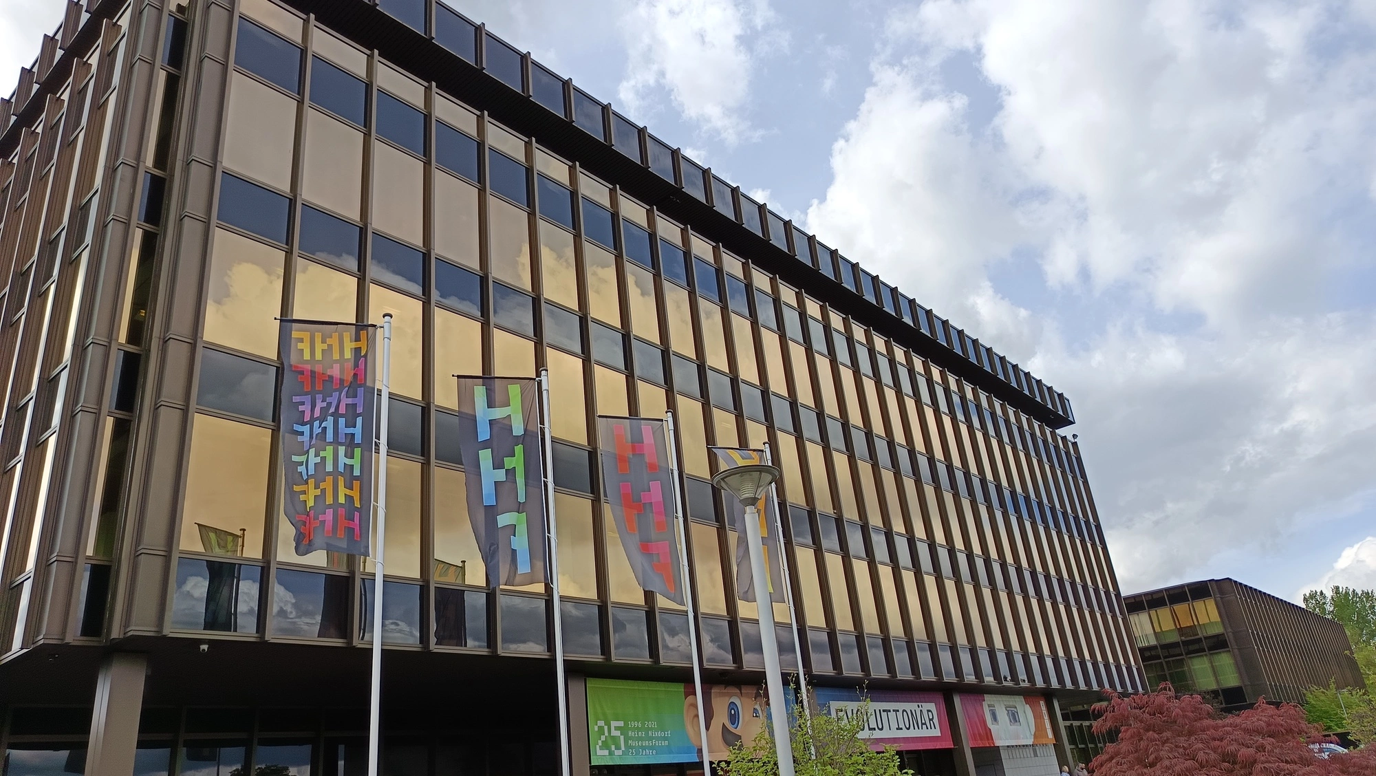 Foto der Ikonischen Front des überwiegend braunen Gebäudes, in dem sich das Heinz Nixdorf-Museum befindet