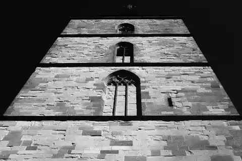 Schwarz-Weiß Foto des Turmes von nur einer Seite. Der Turm ist zu nah, als dass er komplett ins Bild passt.