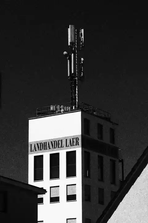 Schwarz-Weiß Foto vom Weiß wirkenden Turm des ehemaligen Landhandels mit der Aufschrift \