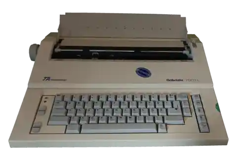 Foto meiner elektrischen Schreibmaschine in beige mit geöffneter Papierzufuhr im ausgeschalteten Zustand.