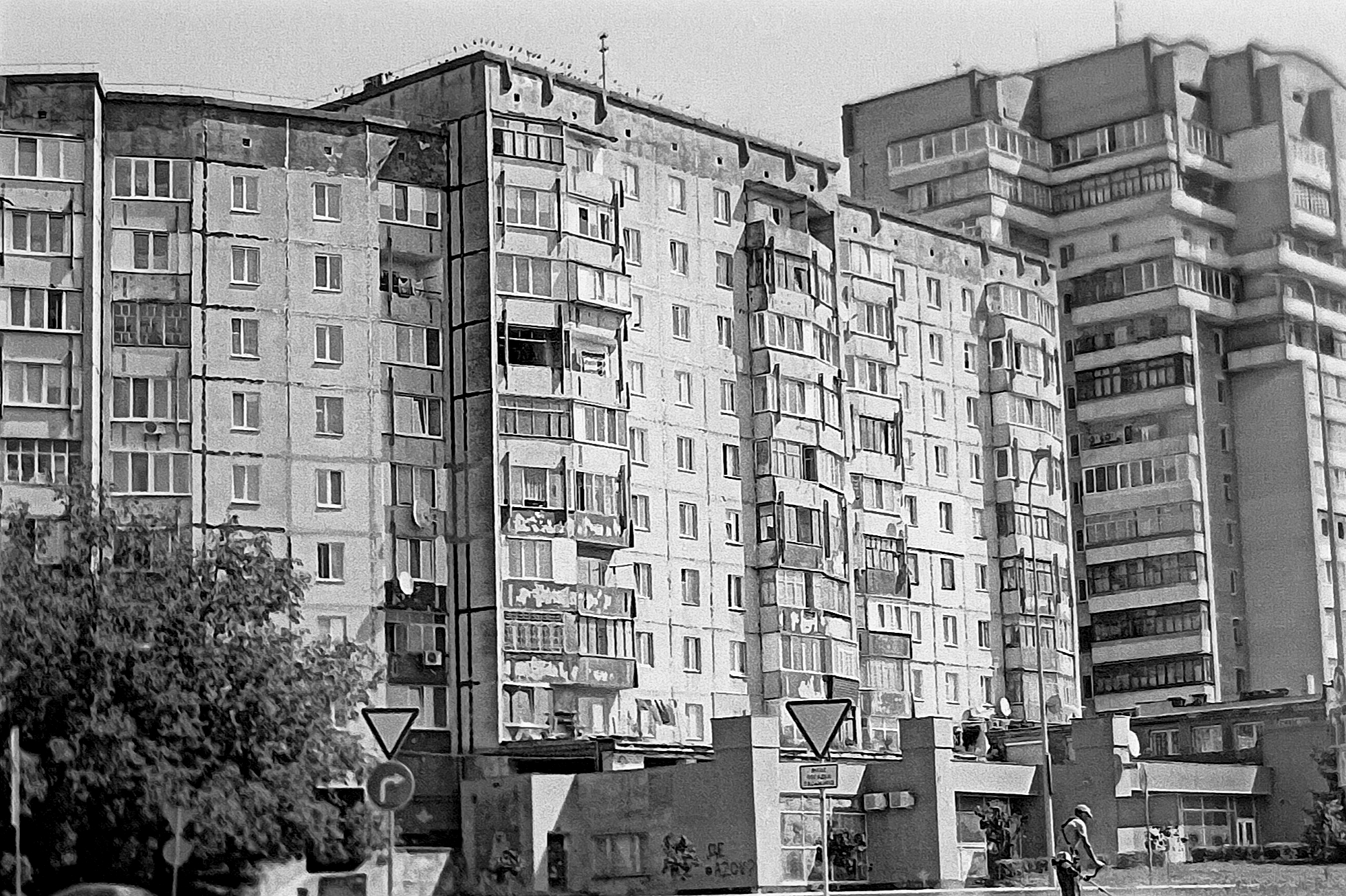 Foto eines mehrstöckigen Wohnhauses mit dreckiger Fassade und vielen kleinen Balkons