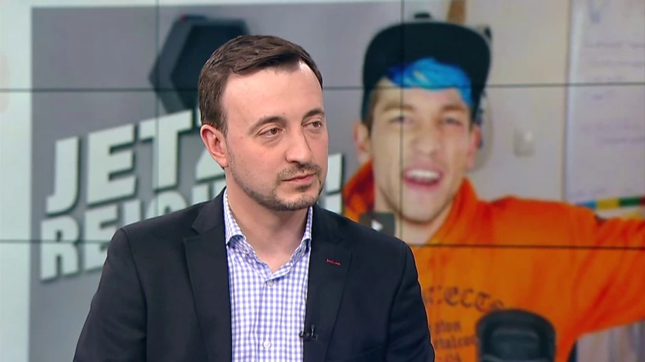 Paul Ziemiak in einer Fernsehsendung mit einem Foto von Rezo im Hintergrund